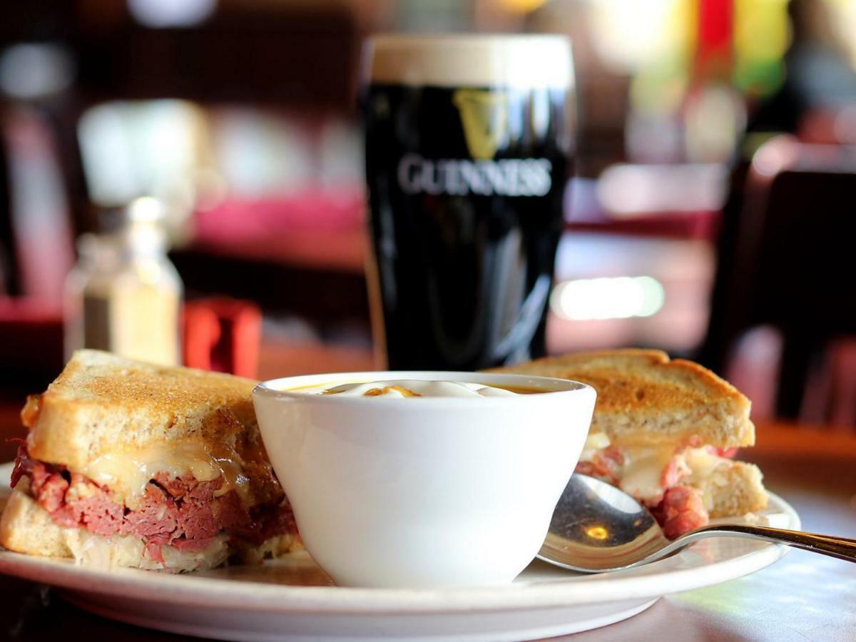 Saint Brendan'S Inn Green Bay Bagian luar foto