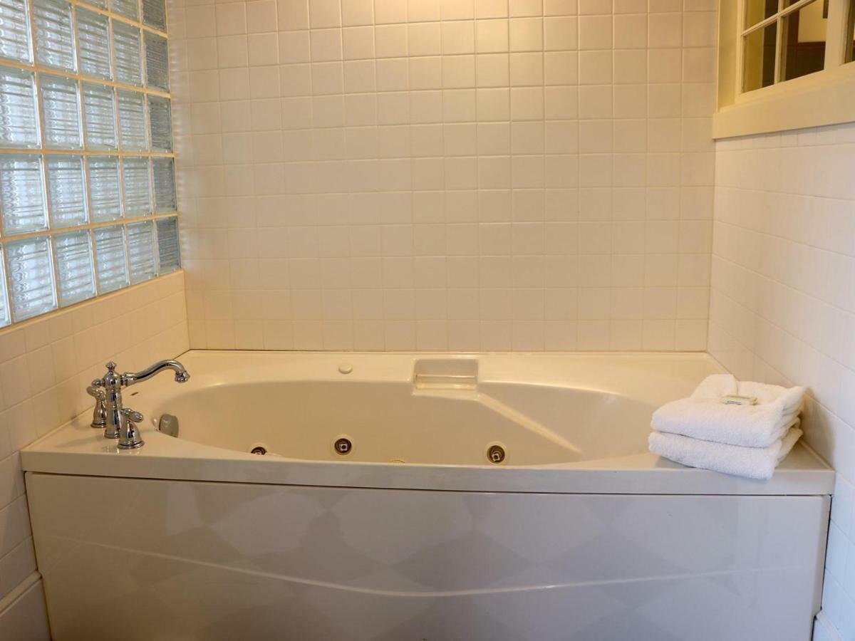 Saint Brendan'S Inn Green Bay Bagian luar foto
